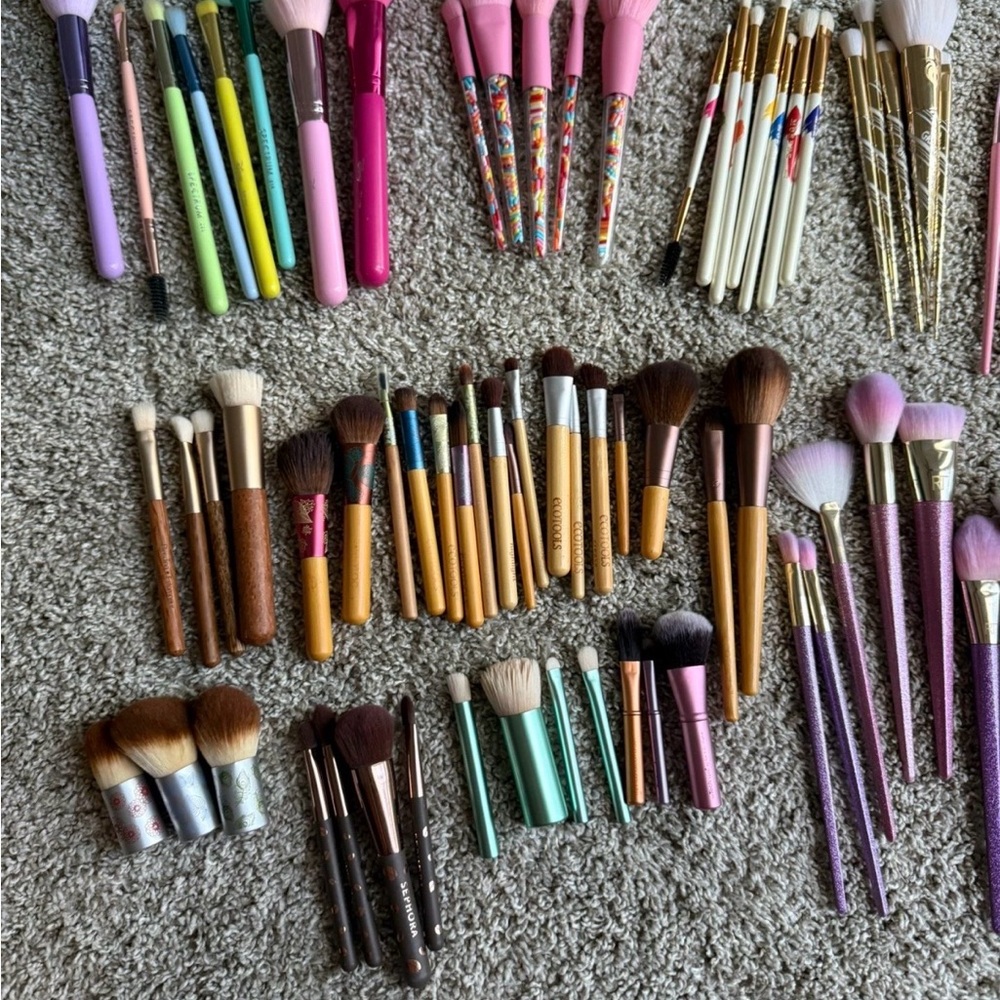 Assorted Makeup Brush Set - Picture 2 of 3